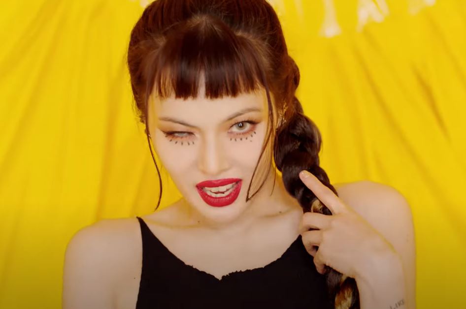 Хёна срывается с цепи в клипе I'm not cool