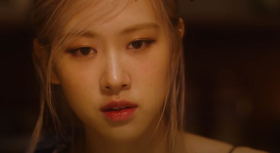 Теории о намеках в сольном клипе Розэ (Blackpink)