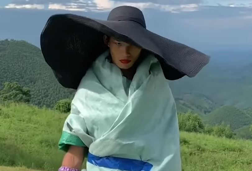 Легко ли быть кутюрье и супермоделью в китайской деревне?