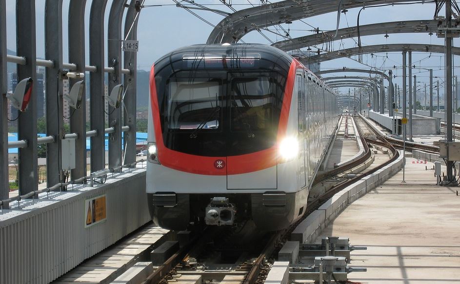Поезд отбросил ветром китайскую парочку, пытавшуюся снять эффектное селфи