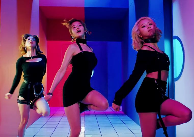 TWICE радуют новыми видео