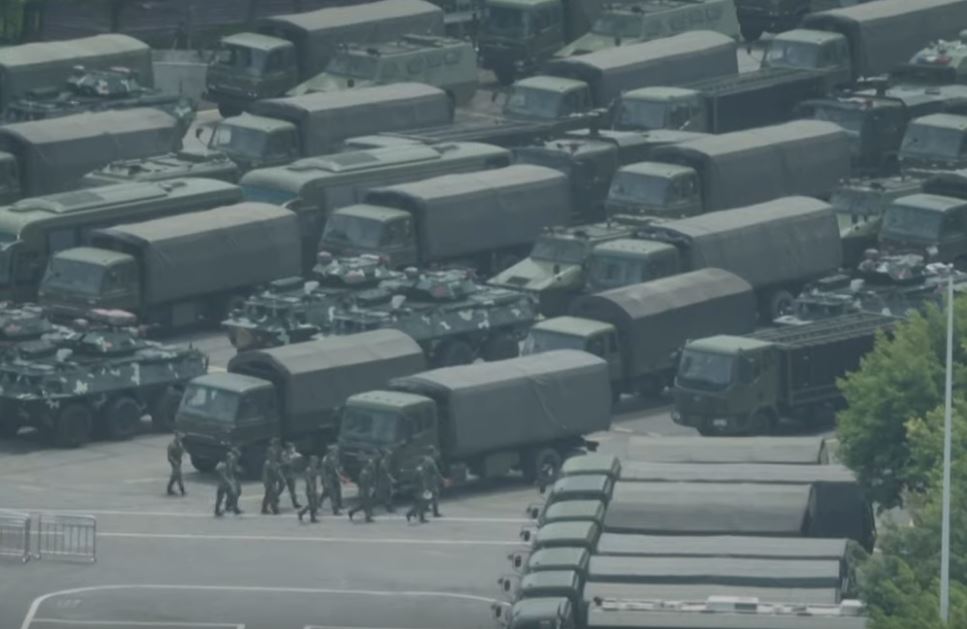 Внутренние войска концентрируются у границ Гонконга. Видео
